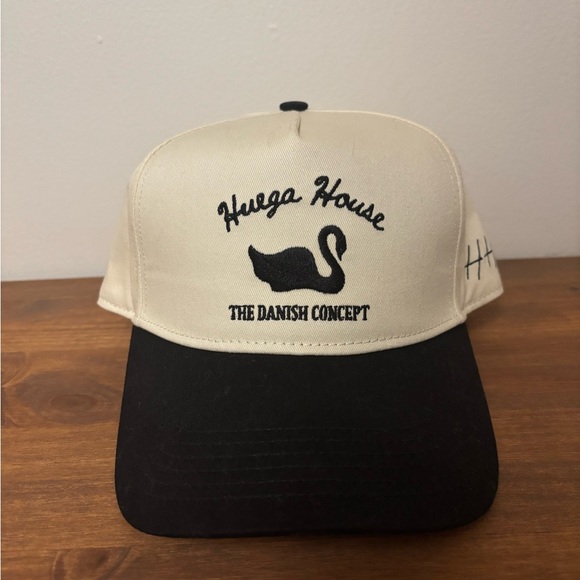 Huega House Hat - Picture 1 of 3